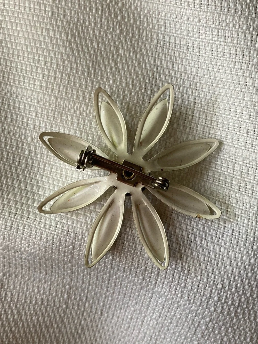 Vintage Flower Power Layered Petal White Enamel Daisy Brooch Pin w/ Dark Center!